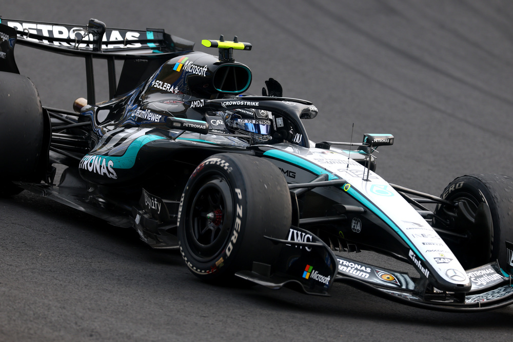 Coche de Fórmula 1 Mercedes corriendo en pista