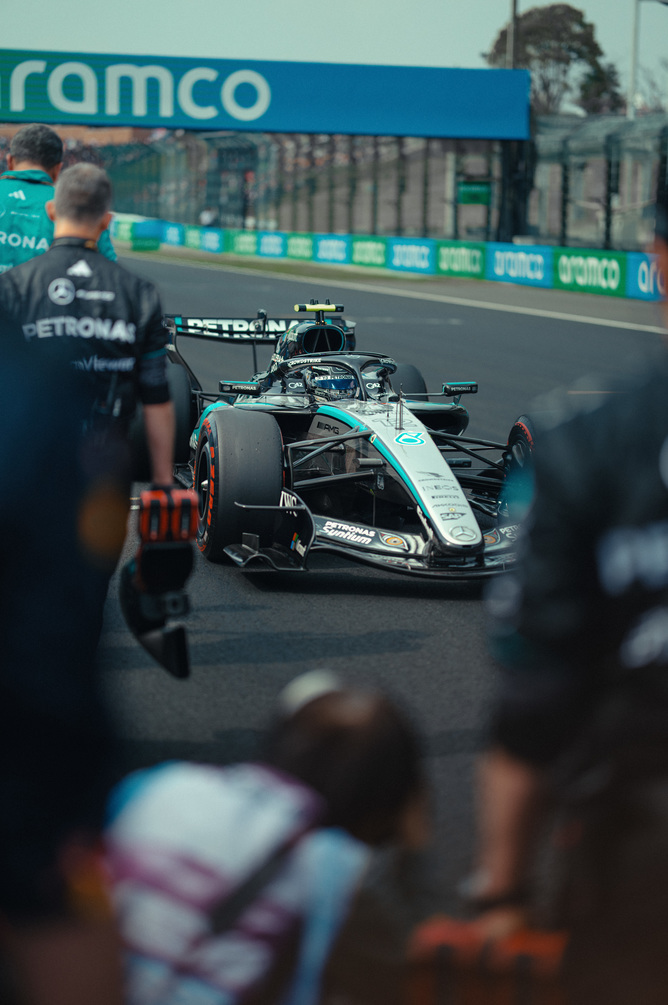 Coche F1 Mercedes en boxes rodeado por el equipo
