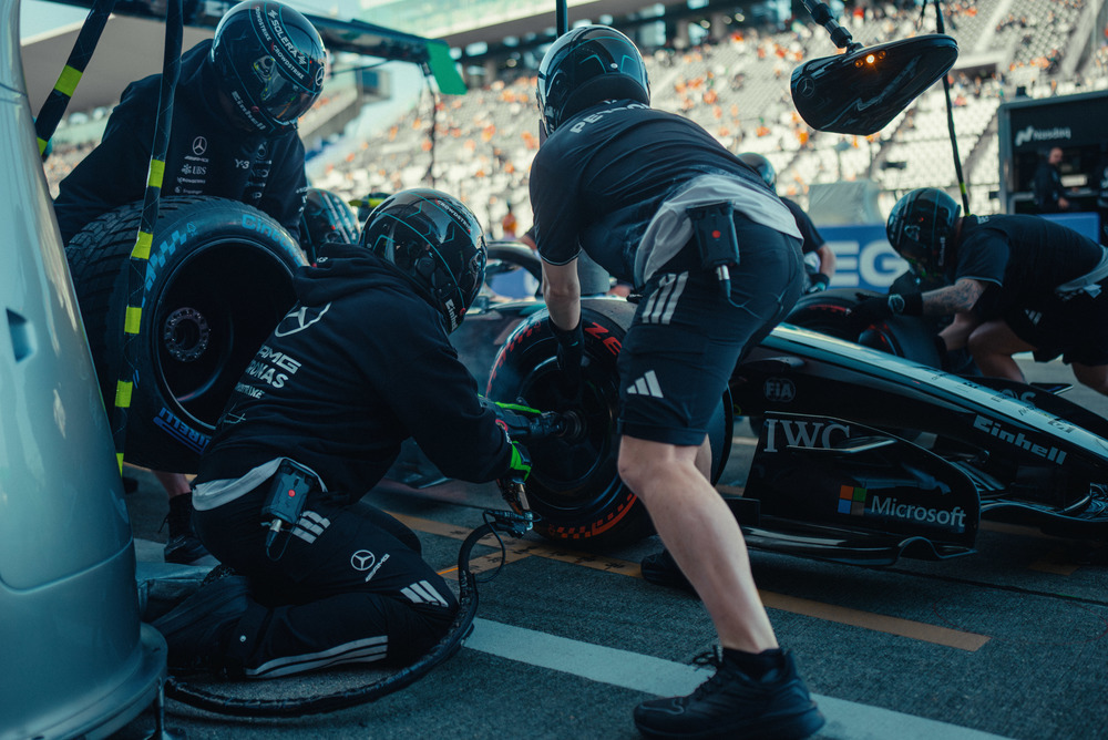 Equipo de boxes de Mercedes trabajando en el coche durante el pit stop