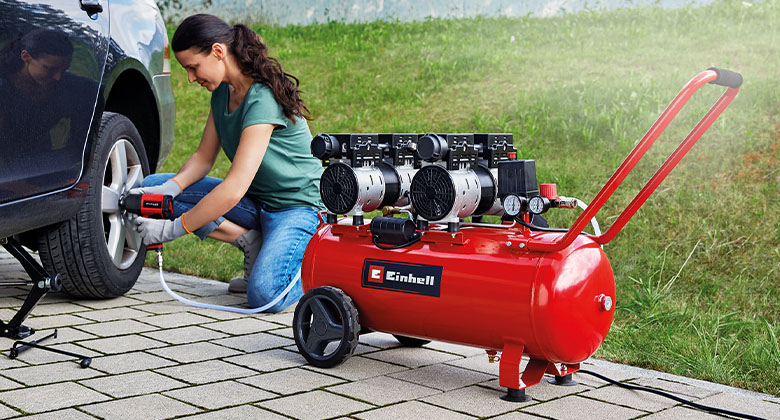 womes pumps up car tyres